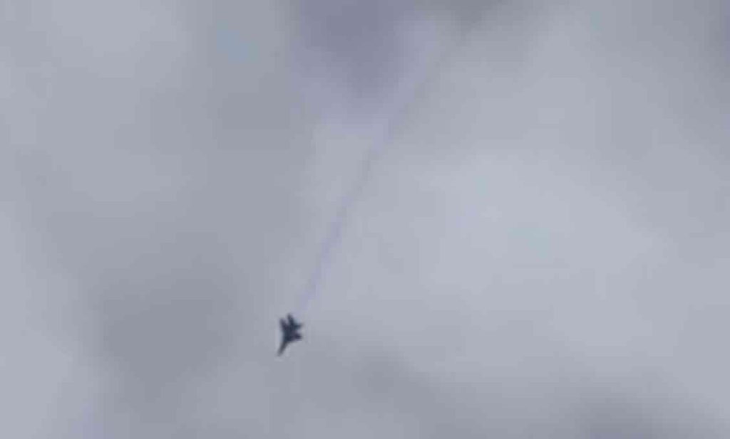 ukrajinski MiG-29 i crni dim iz motora nakon prolaska kroz krhotine drona Geranj